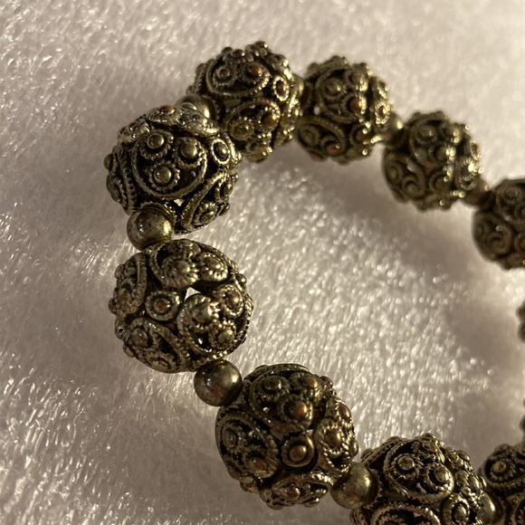 NWOT - Ladies Dark Brassy Filigree Textured Ball Stretch Bracelet - Picture 3 of 3